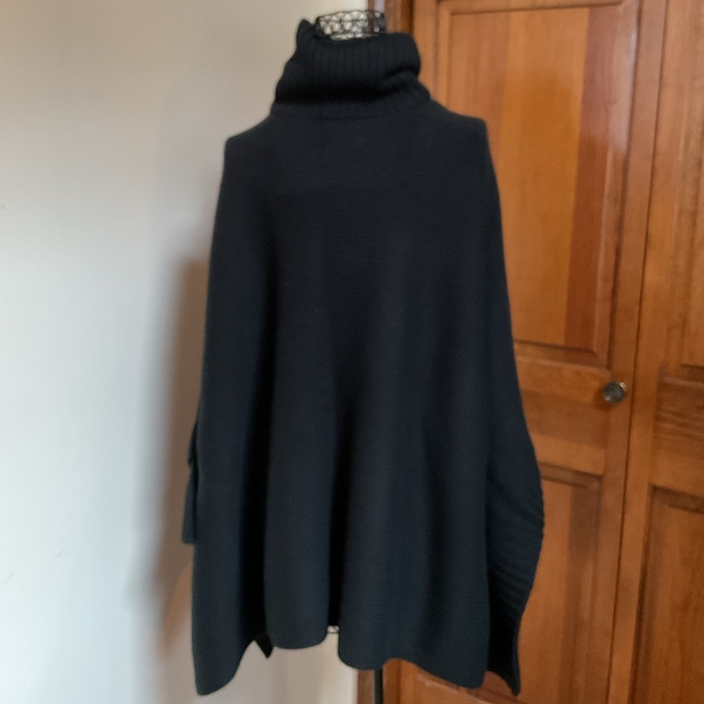 Kujten PONCHO CASEY
Women Cashmere Trucker Neck Poncho, 10-threads - Picture 3 of 10
